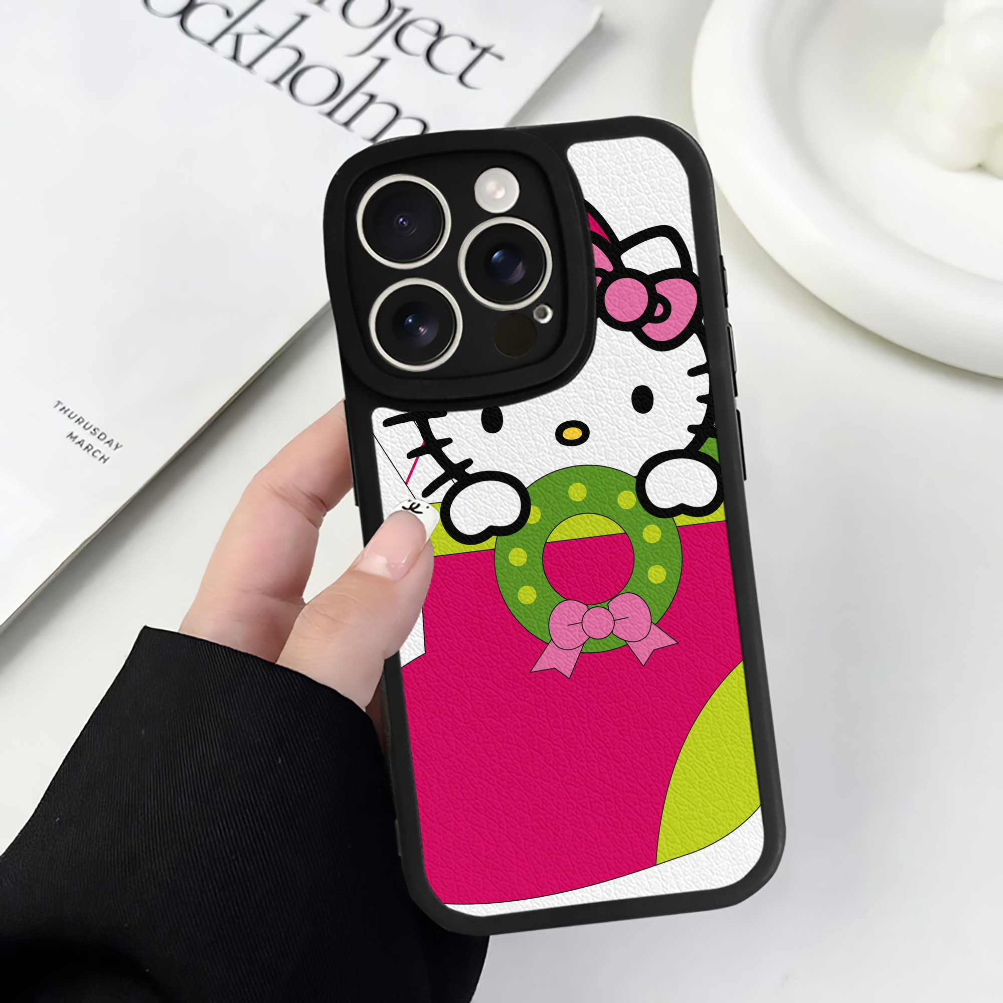 （画像用） Hello Kitty ハローキティ 【iPhone 16シリーズ対応】シリコンスマホケース（レザー調） 材質：シリコン